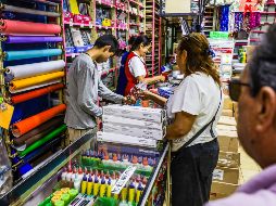 Trabajadores de papelerías señalaron que muchas personas esperan hasta la primera o segunda semana de agosto, lo que invariablemente aumentará los costos debido a la creciente demanda. EL INFORMADOR/ A. Navarro.