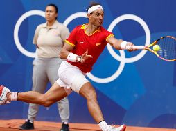 Nadal recibió una ovación de pie de los espectadores que lo veían en la pista del Philippe Chatrier. EFE / J. Martin