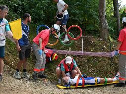 La ciclista fue retirada en camilla por los elementos del servicio médico y fue llevada al hospital de urgencia. Xinhua/ H, Huhu.