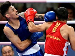 Miguel Martínez (de azul) cayó derrotado ante el kazajo Ruslan Abdullaev por decisión unánime. AFP