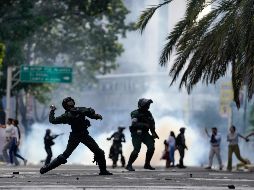 Se constató que, en el lugar, los uniformados dispararon gases lacrimógenos y perdigones contra los manifestantes y detuvieron a una veintena de ellos, mientras persisten las protestas y la movilización de personas en varios puntos de Caracas. AP / M. Delacroix