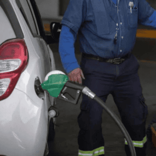 ¿Es mejor cargar gasolina por monto o por litro? Esto dice Profeco