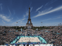 Espectadores observan el partido del grupo C femenino de voleibol de playa entre Alemania y Francia en los Juegos Olímpicos de París 2024, en París, Francia, el 28 de julio de 2024. Xinhua/Y. Lei.