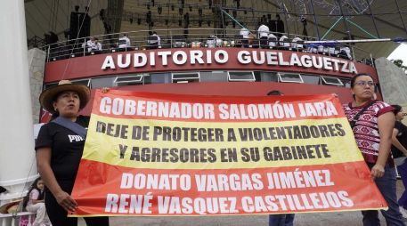Dos mujeres, presuntas víctimas del Coordinador de Delegados de Paz y del director del Colegio Superior para la Educación Integral Intercultural, protestaron a las afueras del auditorio del Cerro del Fortín durante la fiesta de la Guelaguetza. SUN/RDB.