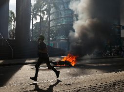 Las imágenes muestran a los manifestantes destruyendo estos símbolos del chavismo mientras gritan 