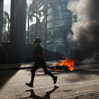 Manifestantes venezolanos destruyen estatuas de Chávez en rechazo a los resultados electorales