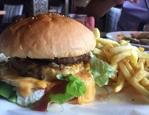 Consumir alimentos difíciles de digerir es una de las causas principales de las flatulencias, entre otros. AP / ARCHIVO