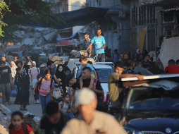 Personas huyendo del campamento de refugiados de Bureij. Hay al menos nueve muertos tras ataque aéreo israelí. XINHUA / M. DAWOOD