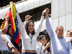 La líder opositora venezolana, Machado, y el candidato a la presidencia de Venezuela, Edmundo González, saludan en una manifestación de hoy en Caracas. EFE / Ronald Peña R.