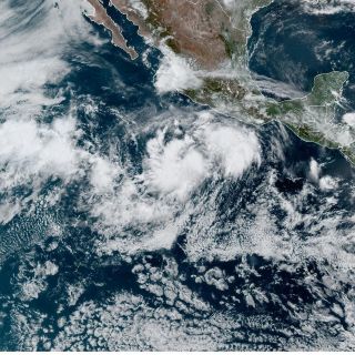 Monitorean posibles ciclones en el Pacífico para descartar riesgos en Jalisco
