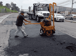Personal del Gobierno del Estado, en colaboración con los Ayuntamientos de Tlajomulco y Tlaquepaque, comenzaron con las labores de pavimentación para tapar los baches de la vialidad el fin de semana pasado. CORTESÍA / Ayuntamiento de Tlaquepaque