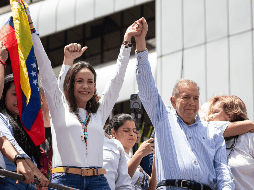 La líder opositora venezolana María Corina Machado (i) y el candidato a la presidencia de Venezuela Edmundo González Urrutia saludan en una manifestación de apoyo este martes, en Caracas (Venezuela). EFE/ Ronald Peña R.