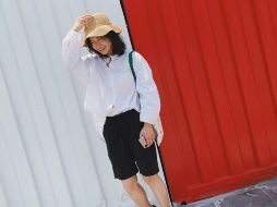 La vestimenta que utilizamos siempre ha sido puesta en duda y forma parte de las recomendaciones de algunos organismos que buscan prevenir los golpes de calor. UNSPLASH/ Yue Iris