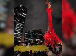 Vestidos de azul, amarillo y rojo, como los colores de su bandera, llamaron a que la sociedad deje 