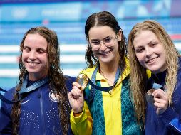 Las nadadoras, la australiana Kaylee McKeown (oro), y las estadounidenses, Regan Smith (plata) y Katharine Berkoff (bronce), posan con las medallas de la final de 100m Espalda Femenino. EFE/Lavandeira Jr.