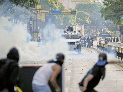 En todo el país hubo protestas, pero en algunas zonas como en Caracas terminaron en lesionados y muertos. AP
