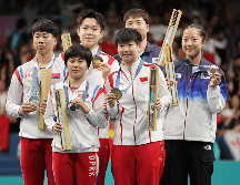 Los surcoreanos Lim Jong-hoon y Shin Yu-bin, aparecen junto a los otros medallistas, los chinos Wang Chuqin y Sun Yingsha y, los norcoreanos Ri Jong Sik y Kim Kum Yong. EFE / T. Suárez