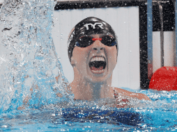 Katie Ledecky revalidó el título de campeona que conquistó hace tres años en Tokio con un tiempo de 15:30.02 minutos, nuevo récord olímpico. EFE / F. Robinchon