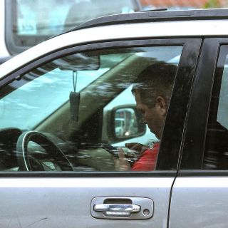 Llama SSE a no usar el teléfono celular al conducir