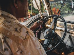 Los conductores deberán mantener su licencia vigente consigo siempre que manejen. Pexels