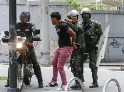 Integrantes de la Guardia Nacional Bolivariana detienen a un manifestante opositor, este martes, en Caracas (Venezuela). EFE/ Ronald Peña