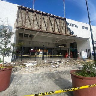 Colapsa parte de la fachada de la Unidad Administrativa Las Águilas