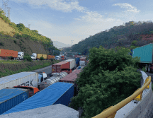 El atasco se atribuye a la eliminación del “Patio Regulador de Camiones” de 170 hectáreas, rentado por la Administración del Sistema Portuario Nacional (Asipona Manzanillo) a particulares. ESPECIAL.