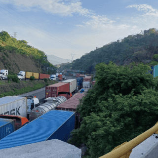 Falla en Puerto de Manzanillo afecta a más de 5 mil tractocamiones