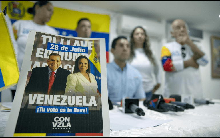 Fotografía que muestra un cartel del candidato presidencial de la oposición en los comicios del pasado fin de semana en Venezuela, Edmundo González Urrutia, durante una rueda de prensa en Santo Domingo (República Dominicana). EFE/O. Barría