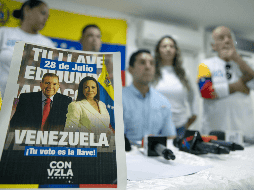 Fotografía que muestra un cartel del candidato presidencial de la oposición en los comicios del pasado fin de semana en Venezuela, Edmundo González Urrutia, durante una rueda de prensa en Santo Domingo (República Dominicana). EFE/O. Barría