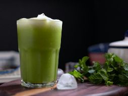 Los jugos verdes son sencillos de preparar y solo requieren de tu presencia de unos pocos minutos en la cocina. ESPECIAL / Foto de LUIZ CARLOS SANTI en Unsplash