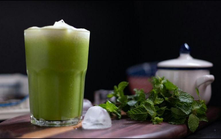 Los jugos verdes son sencillos de preparar y solo requieren de tu presencia de unos pocos minutos en la cocina. ESPECIAL / Foto de LUIZ CARLOS SANTI en Unsplash