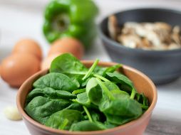 Los vegetales de hoja verde oscuro, como la espinaca, son alimentos ricos en potasio. Unsplash