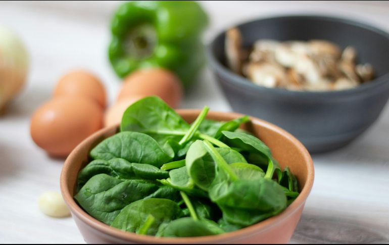 Los vegetales de hoja verde oscuro, como la espinaca, son alimentos ricos en potasio. Unsplash