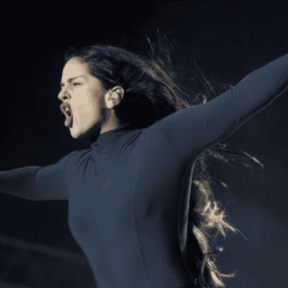 Rosalía hace frente a detractores y aclara críticas sobre su cabello