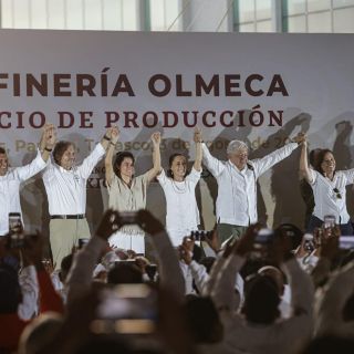López Obrador da banderazo a inicio de producción en Dos Bocas