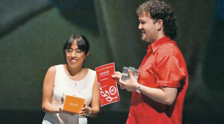 El director José Luis Zorrero recibe su reconocimiento durante el GIFF. CORTESÍA