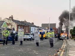 En varias ciudades y pueblos de Reino Unidos tuvieron marchas que terminaron en violencia. AFP