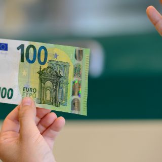 El euro alcanza su nivel más alto desde enero en el "Lunes negro"