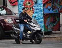 Según la Organización Mundial de la Salud (OMS), el uso de cascos certificados puede reducir en 39% las probabilidades de muerte de los motociclistas en caso de accidente y en 72% las lesiones graves. EL INFORMADOR / ARCHIVO