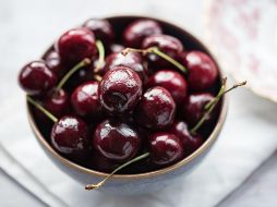 Las cerezas tienen niveles de glucosa muy bajos, por lo que son perfectas para personas con diabetes. ESPECIAL / Foto de Joanna Kosinska en Unsplash