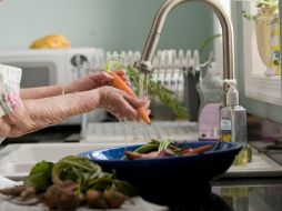 Para evitar la intoxicación por alimentos y prevenir infecciones, manipula la comida con seguridad. UNSPLASH / CDC