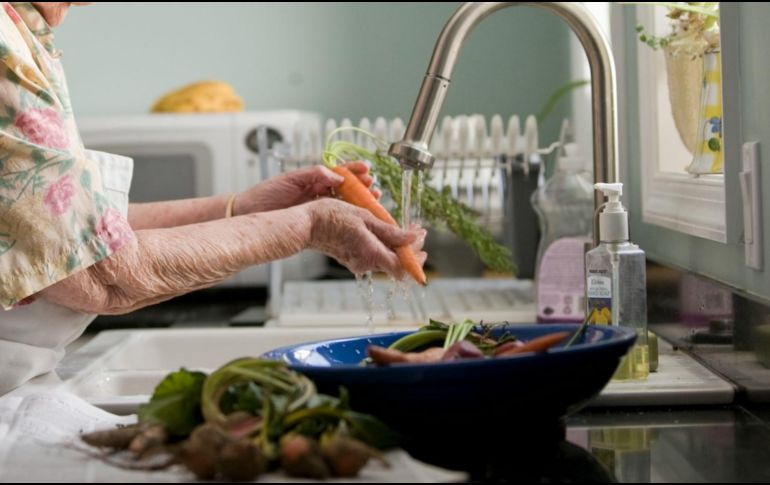 Para evitar la intoxicación por alimentos y prevenir infecciones, manipula la comida con seguridad. UNSPLASH / CDC