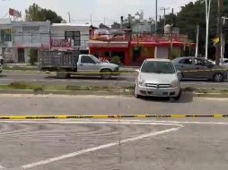 En el lugar, una joven conductora de un vehículo tipo Chevy terminó sobre el camellón que separa las laterales de los carriles centrales de Mariano Otero, aparentemente por tratar de evitar chocar contra el motociclista. ESPECIAL