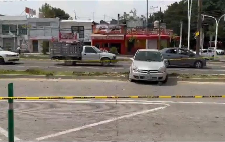 En el lugar, una joven conductora de un vehículo tipo Chevy terminó sobre el camellón que separa las laterales de los carriles centrales de Mariano Otero, aparentemente por tratar de evitar chocar contra el motociclista. ESPECIAL