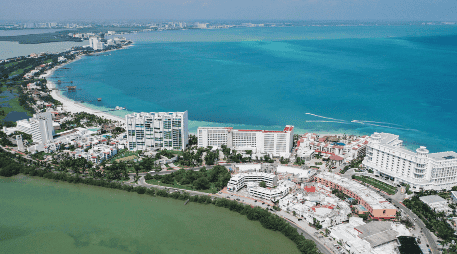 Desde las 17 horas de este miércoles, Cancún y Playa del Carmen han sufrido un corte de energía eléctrica y una severa interrupción en los servicios de telefonía e Internet. AFP / ARCHIVO