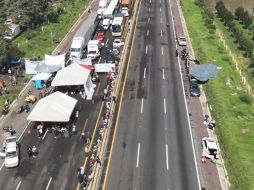 Esto se debe a un bloqueo realizado por habitantes de Santa Rita Tlahuapan, quienes han cerrado la carretera en ambos sentidos para exigir compensación por sus tierras. X/ @GN_Carreteras