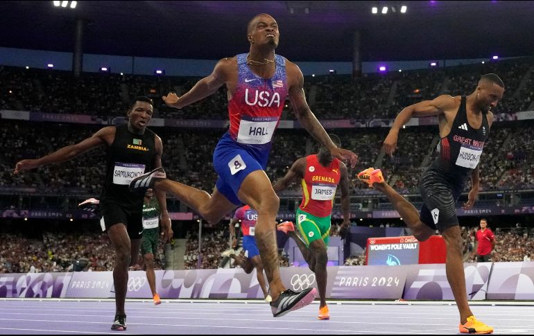 Quincy Hall logró rebasar a tres rivales en los últimos 100 metros de la competencia. AP/D. Phillip