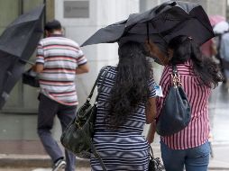Las lluvias fuertes a muy fuertes podrían ocasionar encharcamientos, inundaciones y deslaves, así como incremento en los niveles de ríos y arroyos. AP / ARCHIVO