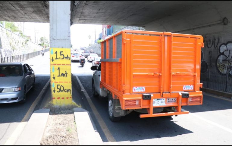 En total se colocaron señalizaciones en ocho pasos a desnivel que se ubican sobre las avenidas Circunvalación Washington, Héroes Ferrocarrileros, 8 de julio, Roble e Inglaterra. CORTESÍA / Protección Civil y Bomberos de Guadalajara